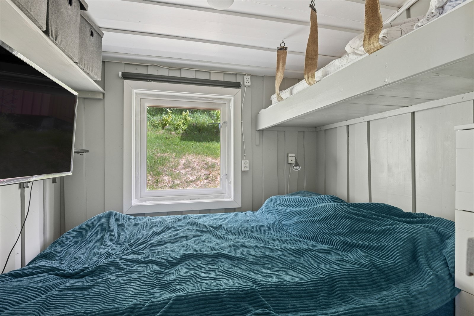 Det er to soverom i fritidsboligen, hvor begge rommene er etablert med tilpassede senger. Galleribilde