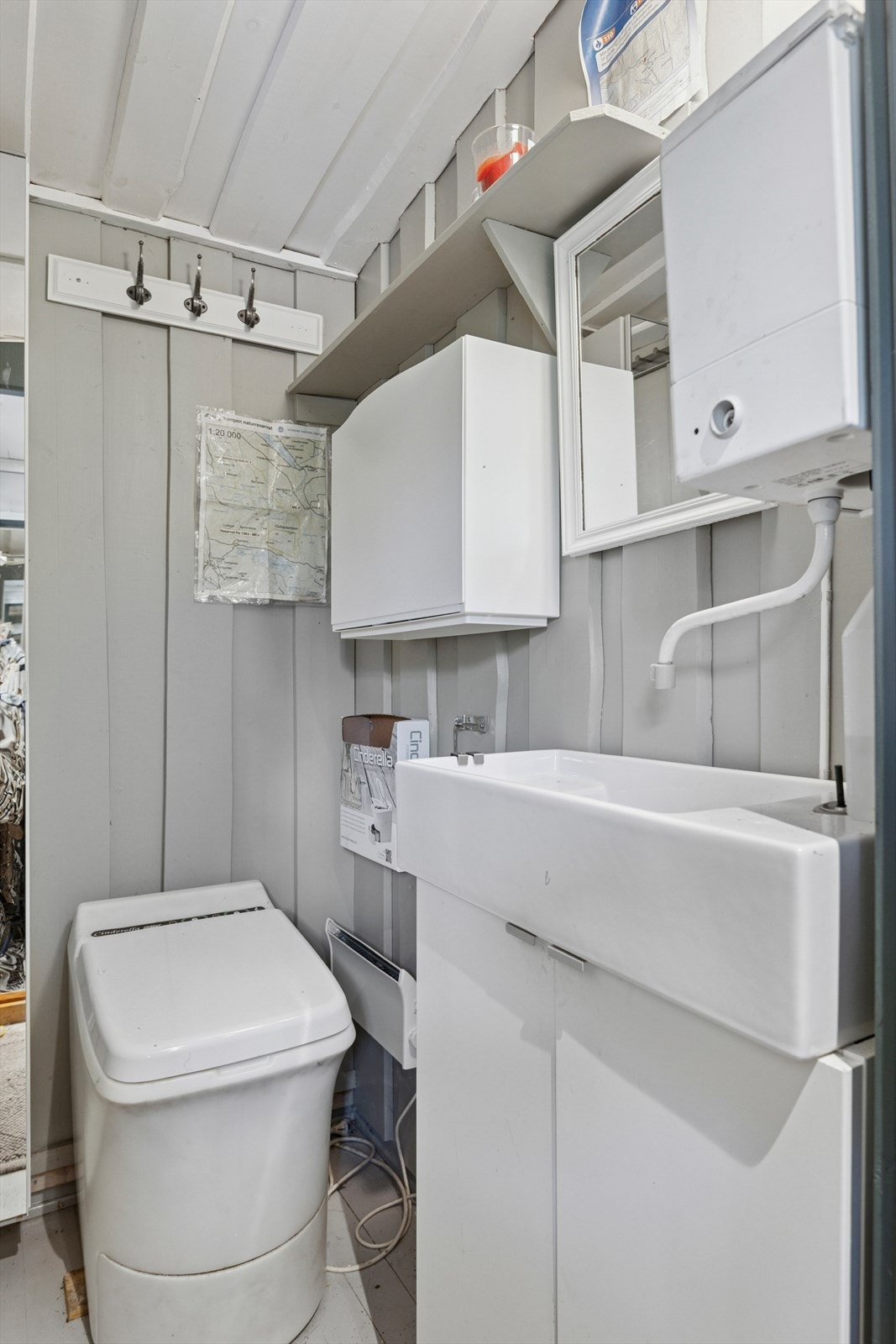 Fritidsboligen har et eget toalettrom med forbrenningstoalett av merke Cinderella og servant med seksjon. Galleribilde