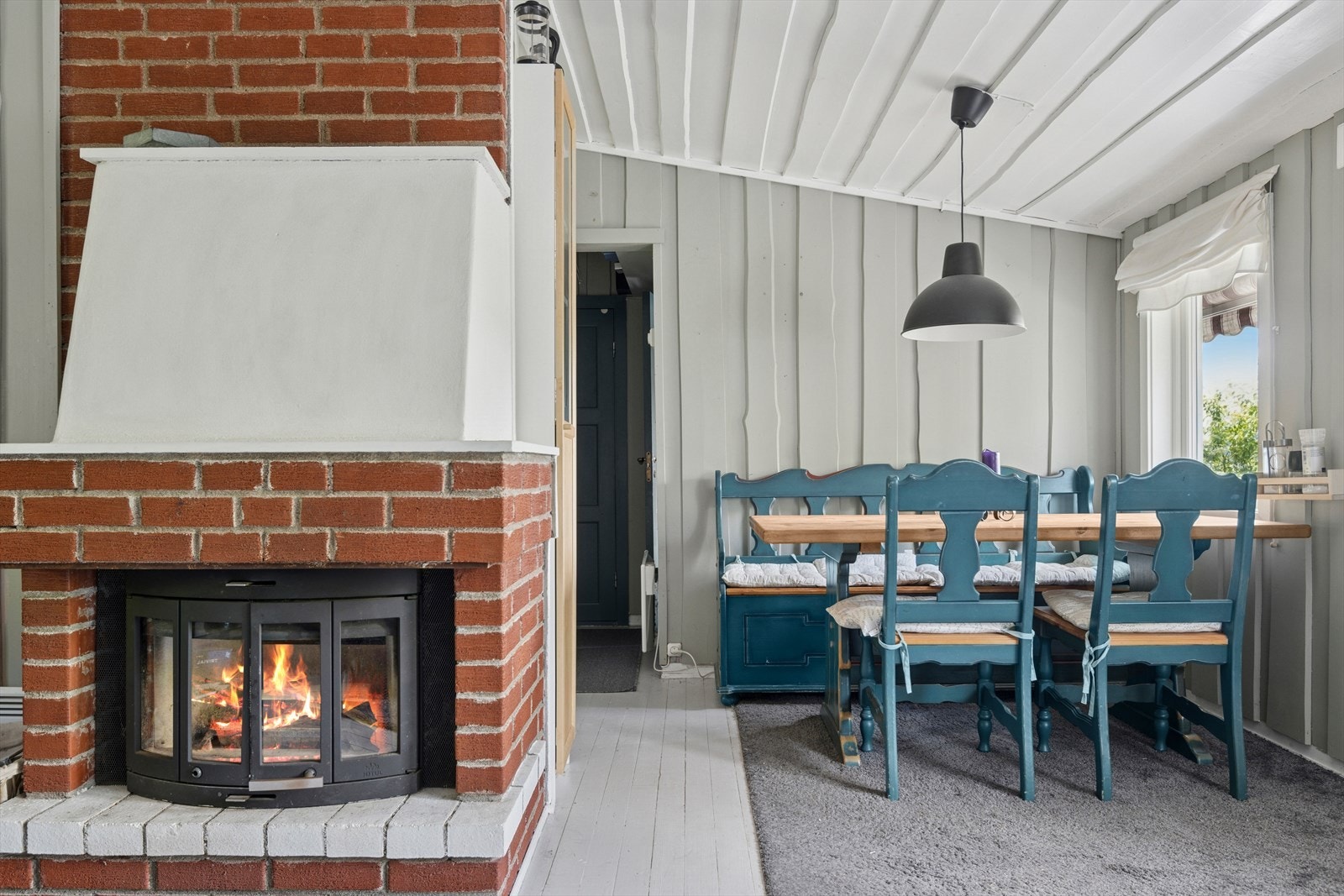 Det er i oppholdsrommet malt tregulv og vegger i malt villmarkspanel i stående utførelse. Galleribilde