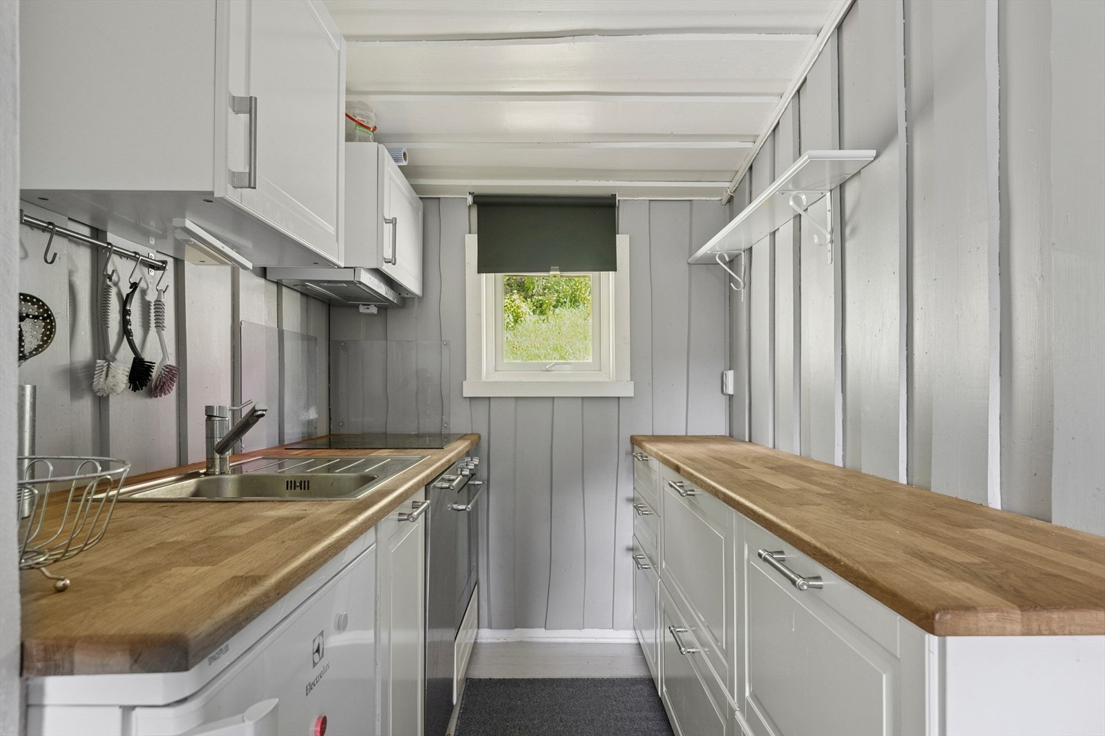 Kjøkkenet består av lyse, profilerte fronter og heltre benkeplate. Galleribilde