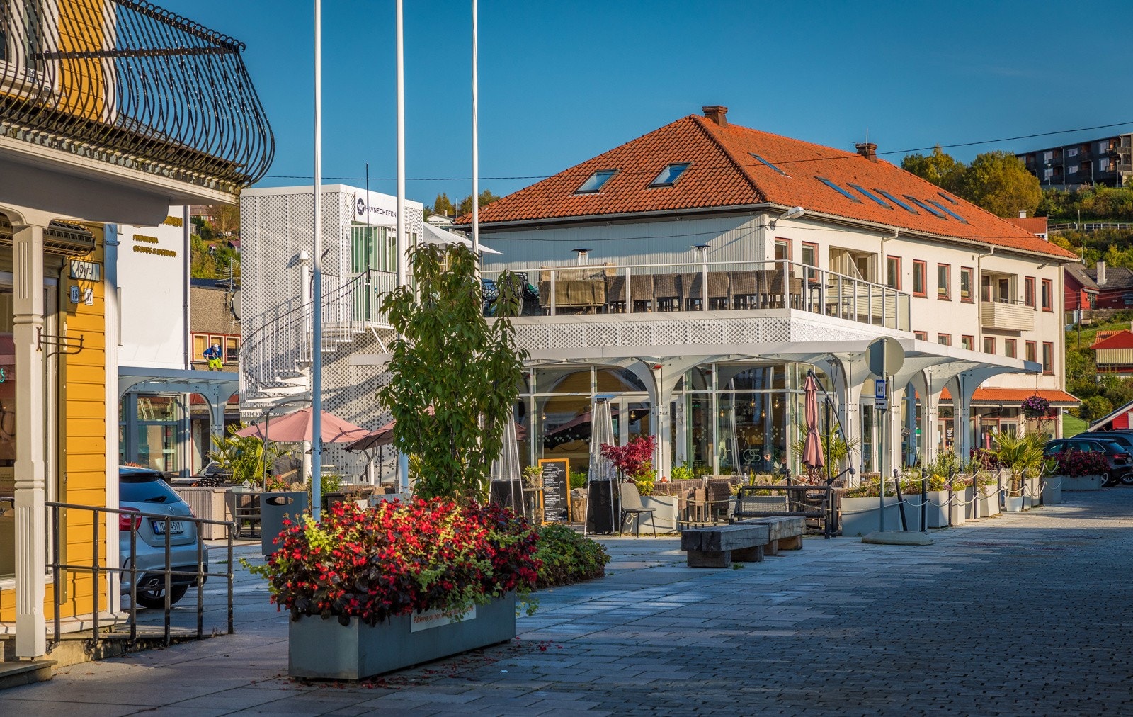 Os sentrum har flere koselige spiseplasser og et koselig sentrumsområde. Galleribilde