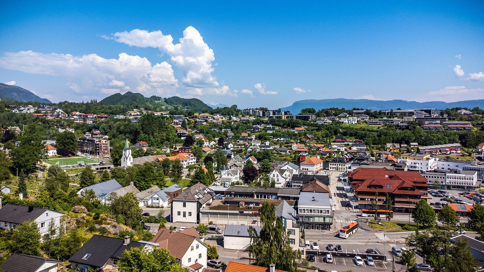 Det er flott utsikt fra prosjektet mot Os sentrum som ligger bare 3 minutter gange unna. Galleribilde