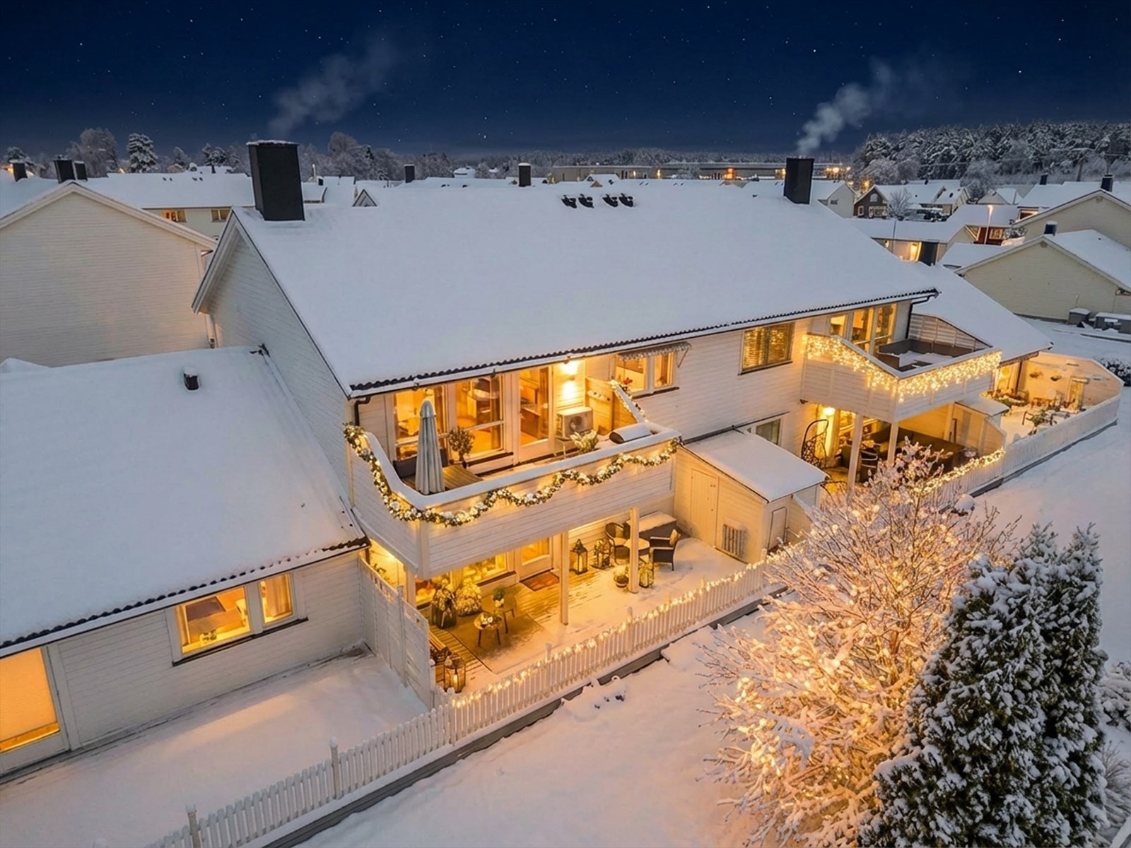 Attentus har gleden av å presentere denne fine boligen i all sin juleprakt. Det gjøres oppmerksom på at bildet er KI generert, og avviker fra virkeligheten. Galleribilde