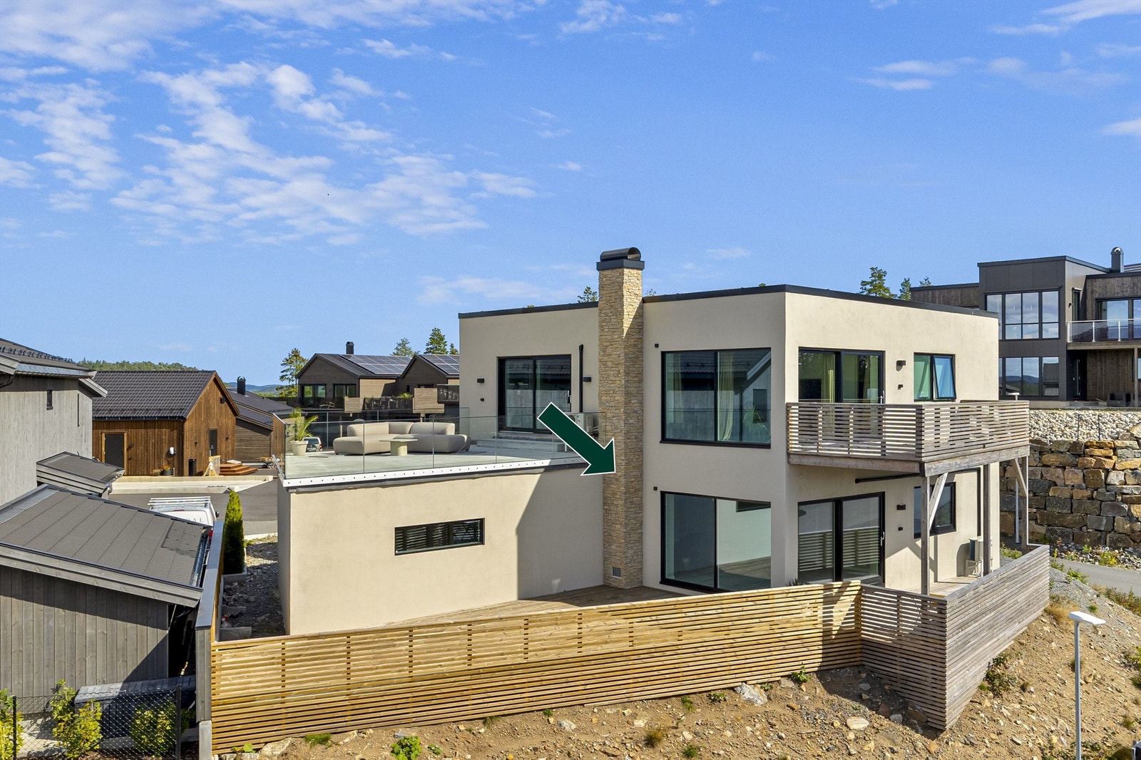 Leiligheten har en stor og solrik veranda- sol fra tidlig morgen til sent på kvelden. Galleribilde