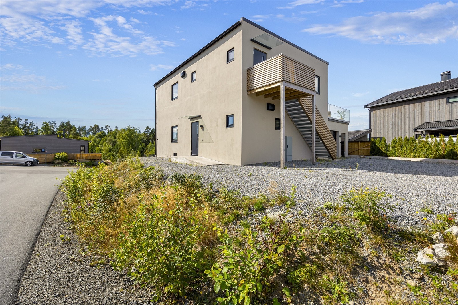 Det er gruset tun og det tilhører parkeringsplass. Det er også muligheter for etablering av elbillader på hushjørnet. Galleribilde