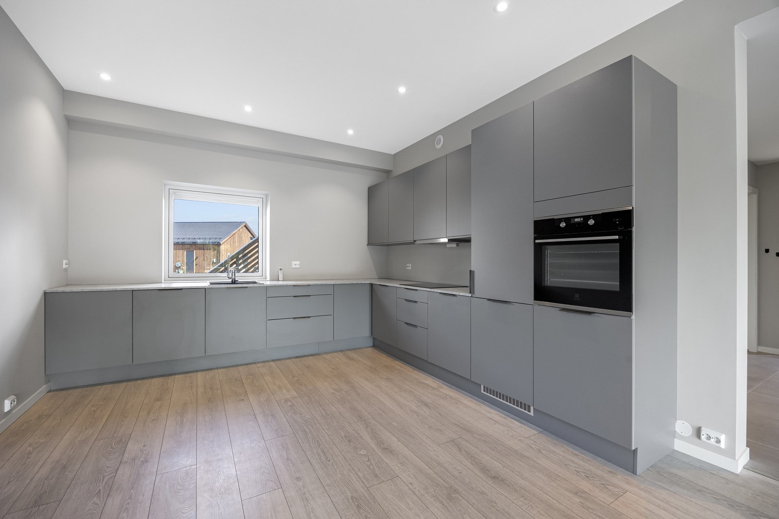 Lekkert kjøkken fra HTH med integrerte hvitevarer, mye skapplass og stilrene detaljer. Galleribilde