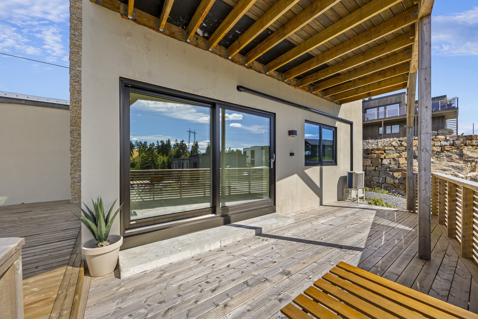 Stor terrasse med utsikt og god plass til utemøbler og grill. Her kan man sitte helt usjenert og nyte sola. Galleribilde