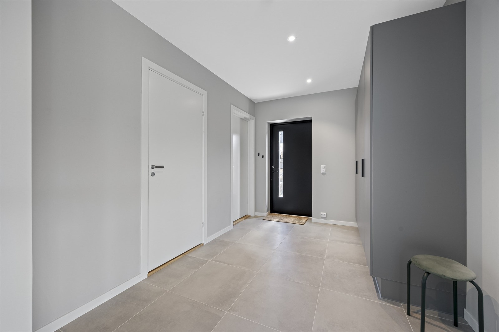 Leiligheten har en moderne stil og holder en høy standard - Bred og fin entré med garderobeskap. Galleribilde