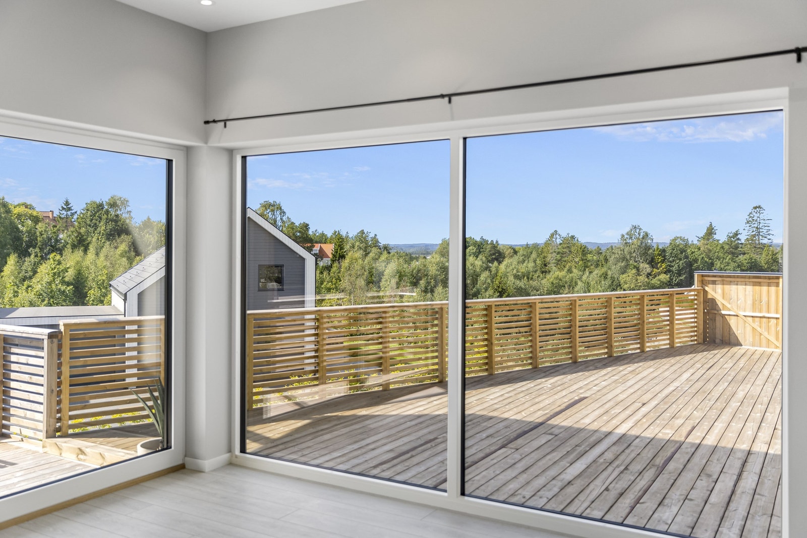 Takhøyden er ca. 2,90 meter, det er downlights, store vindusflater med alubeslag og mye mer. Galleribilde