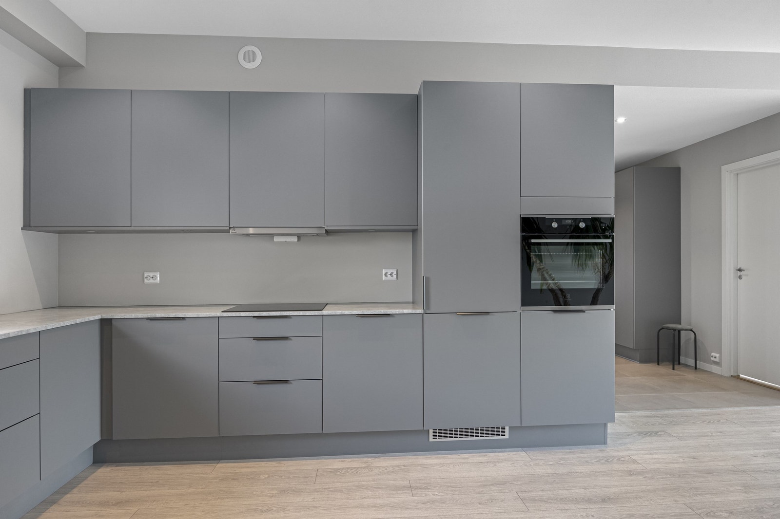 Hvitevarer er fra Electrolux og er nesten ikke brukt. Leiligheten har kun vært bebodd i 6 måneder fra den var ny. Galleribilde