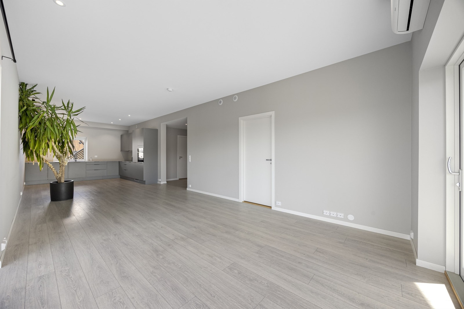 Åpen og luftig stue/kjøkken. Vinduene slipper mye naturlig lys inn. Det er også integrert solskjerming i vinduene. Galleribilde