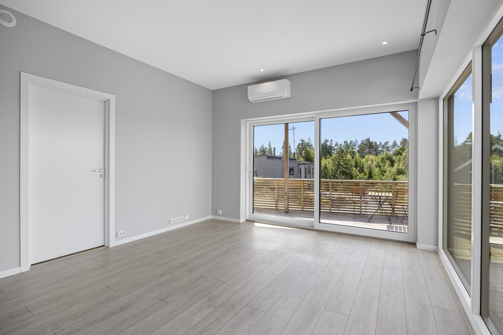 Varmepumpe i stue - Det er muligheter for installering av peisovn. Dobbelt pipeløp er montert. Galleribilde