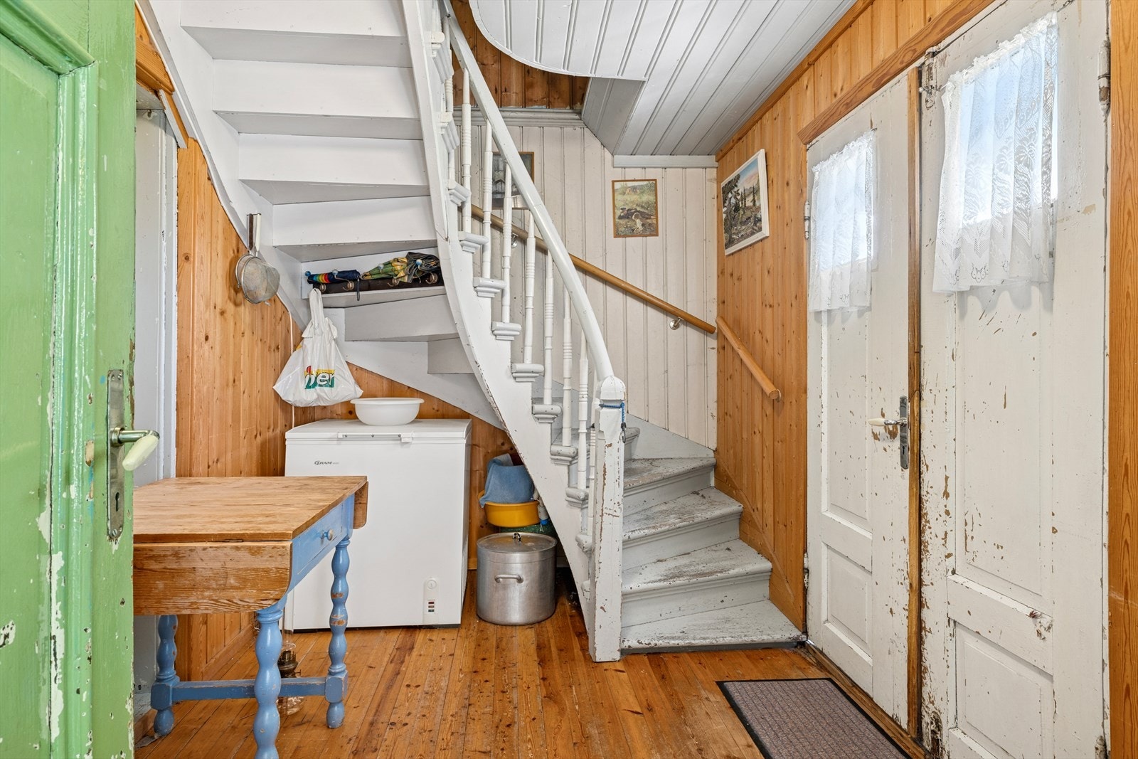 Koselig entrè med plass til yttertøy og sko. Tilgang til stue, kjøkken og 2.etasjen. Galleribilde