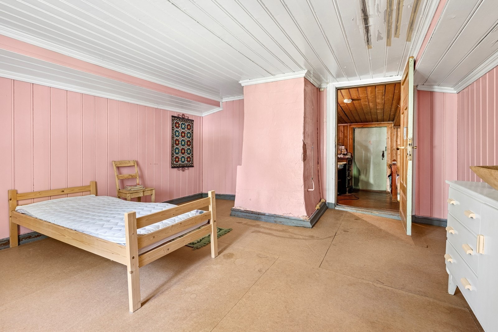 Soverom 1 er romslig med bra med plass til dobbeltseng, nattbord på begge sider og garderobeløsninger. Galleribilde