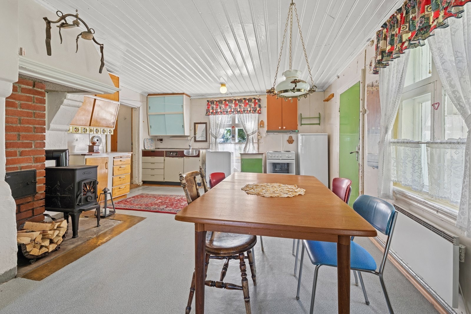 Kjøkkenet er romslig med plass til spisebord. Galleribilde