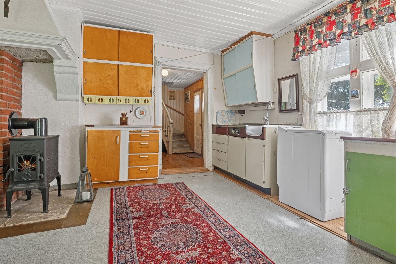 Kjøkkenet har innredning med glatte fronter og benkeplate i laminat kombinert med stål. Galleribilde