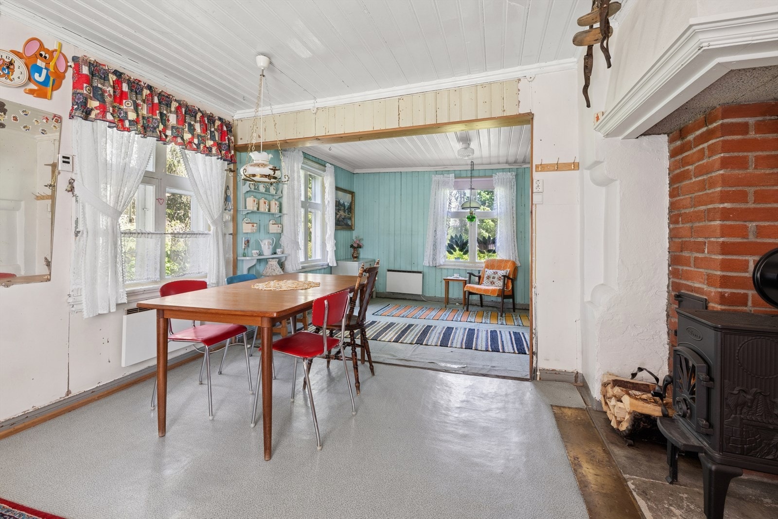 Stuen er romslig med plass til både sofagruppe og spisebord. Galleribilde