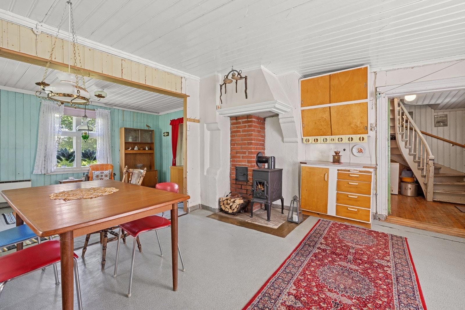 Vedovnen varmer godt på kalde kvelder og skaper en koselig atmosfære i rommet. Galleribilde