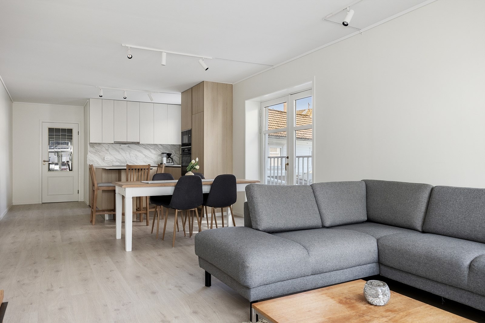 Stue/kjøkken i åpen løsning med plass til både sofagruppe og spisebord. Galleribilde