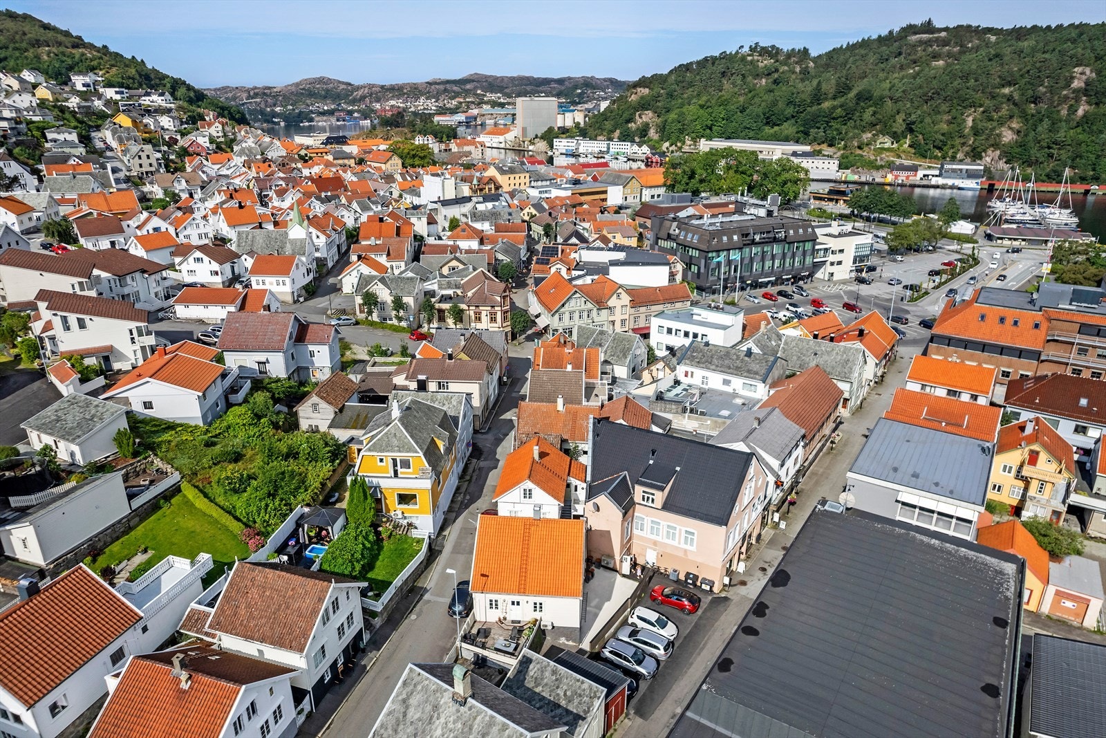 Leiligheten ligger fint til i sentrum med gangavstand til butikker av alle slag, koselige spisesteder og ellers servicetilbud en har behov for. Kort avstand til fine turmuligheter. Galleribilde