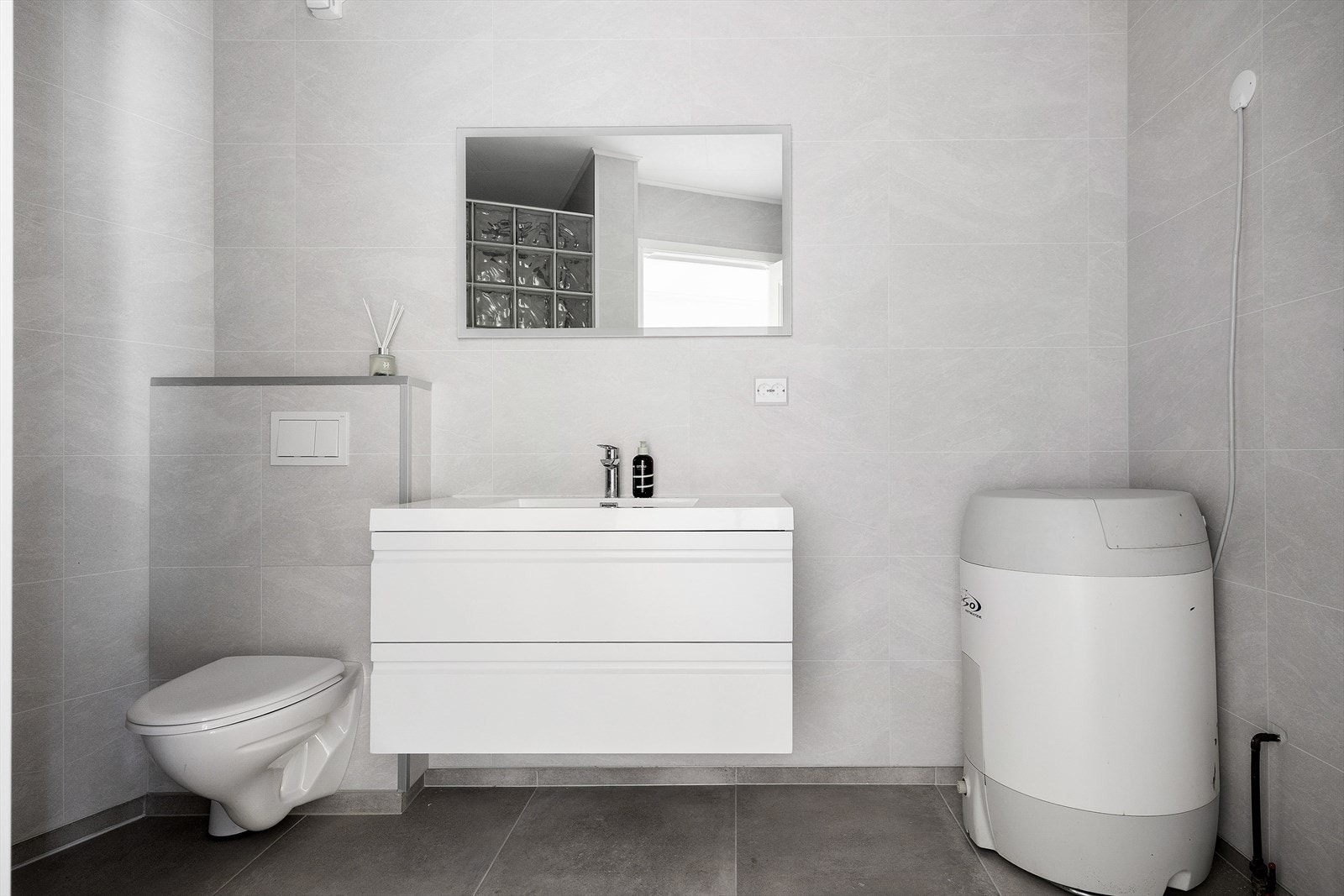 Fint nyrenovert baderom. Galleribilde