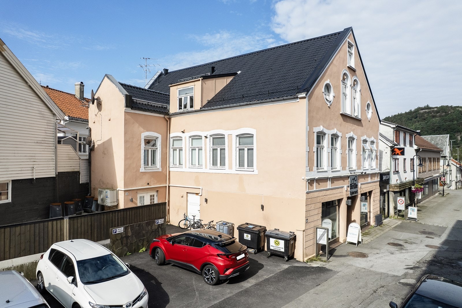 Felles parkeringsplass. Galleribilde