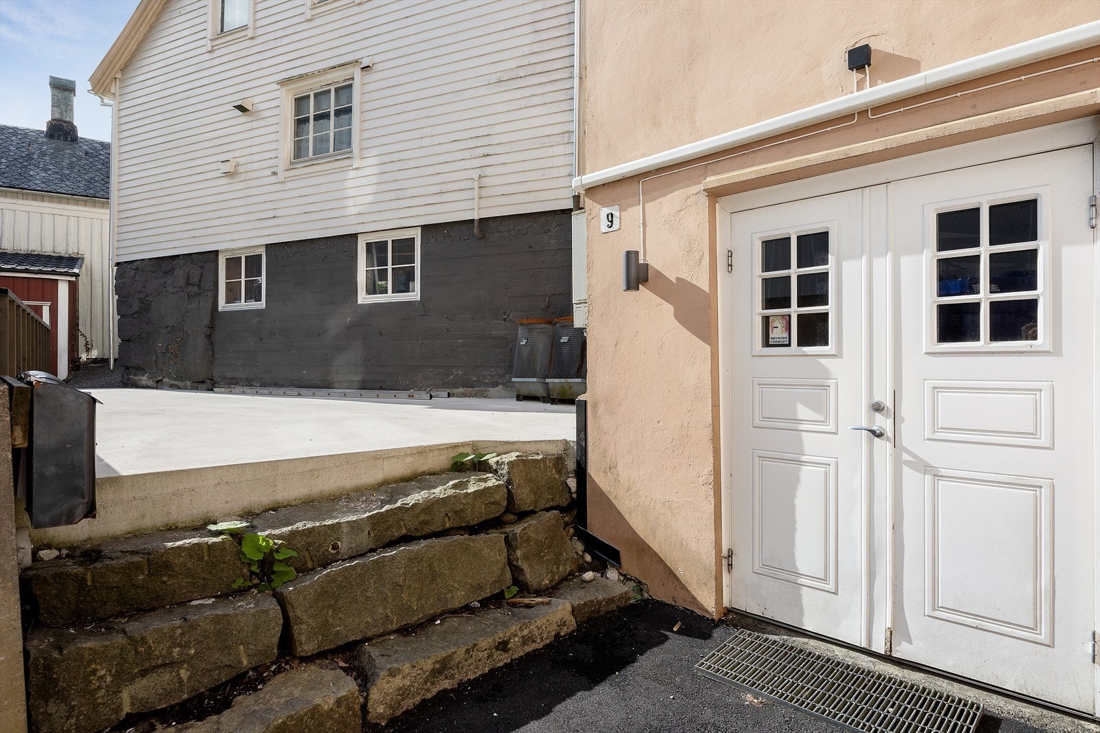 Inngangsparti og felles uteområde. Galleribilde