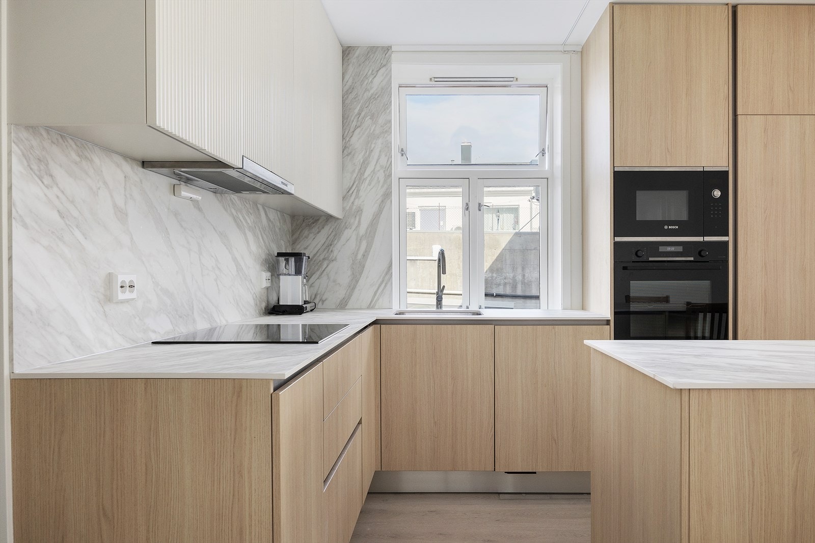 Moderne stilig kjøkkeninnredning. Galleribilde