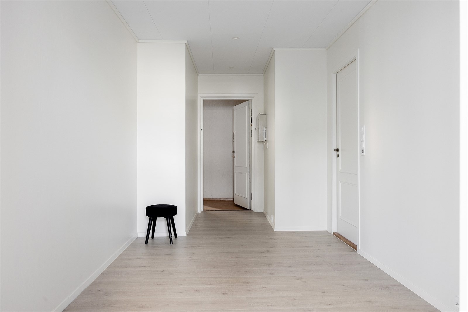 Du blir ønsket velkommen i luftig gang med god plass til omkledning og oppbevaring. Galleribilde