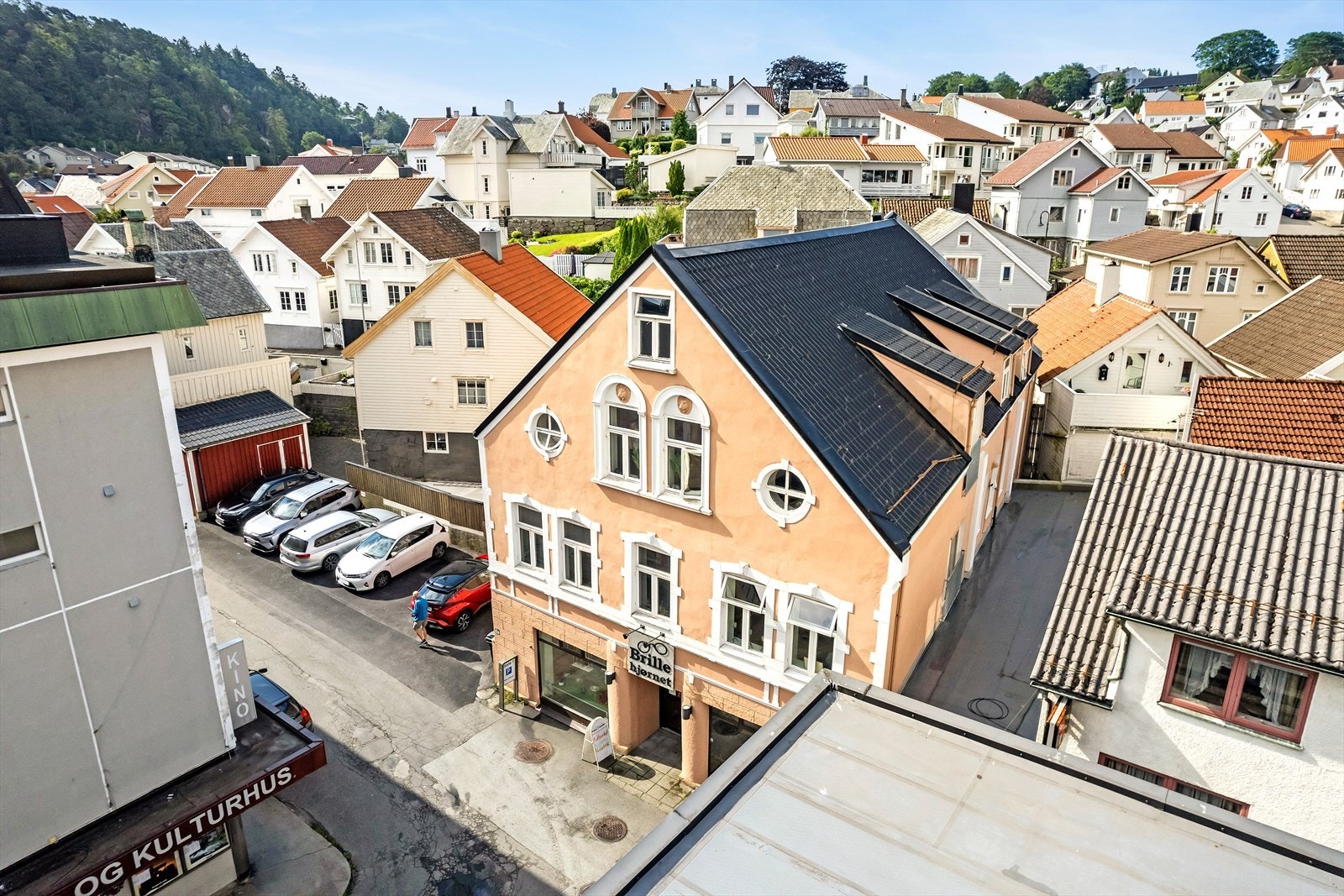 Leiligheten ligger i 2. etasje i bygg med en fin fasade. Galleribilde