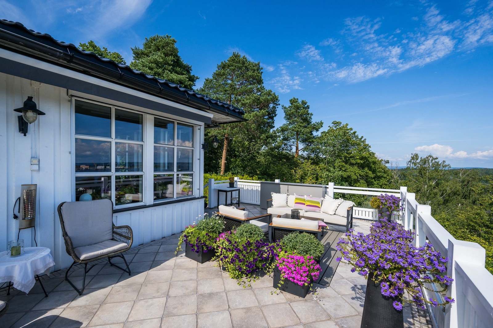 Da avslutter vi rundturen med noen flere bilder av terrassen, hagen og nærområdet Galleribilde