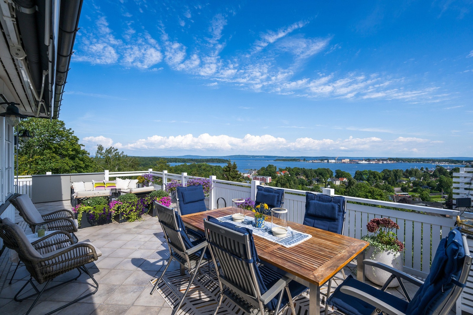 Terrassen er på hele 56 kvm og har som vi ser brukbar utsikt Galleribilde