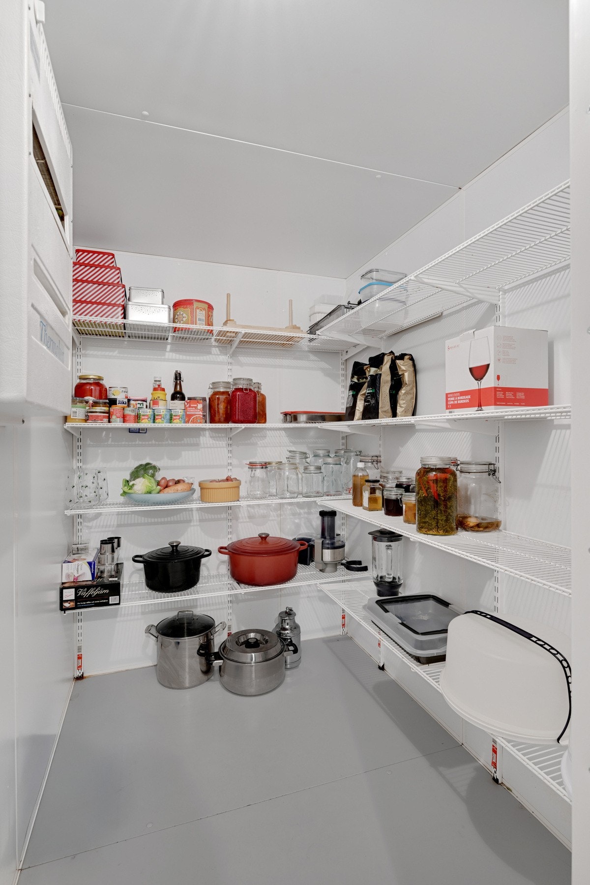 Kjekt med både lagringsplass og eget kjølerom Galleribilde