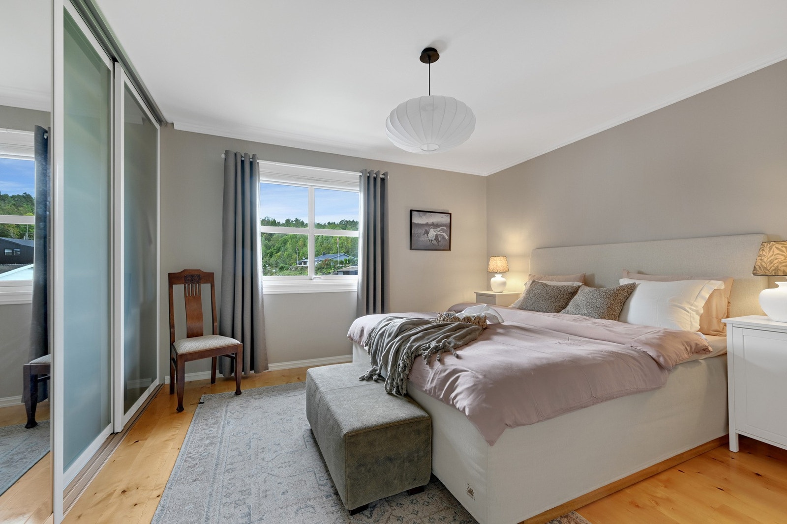 Da fortsetter vi på innsiden igjen og starter med soverom I i hovedetasjen Galleribilde