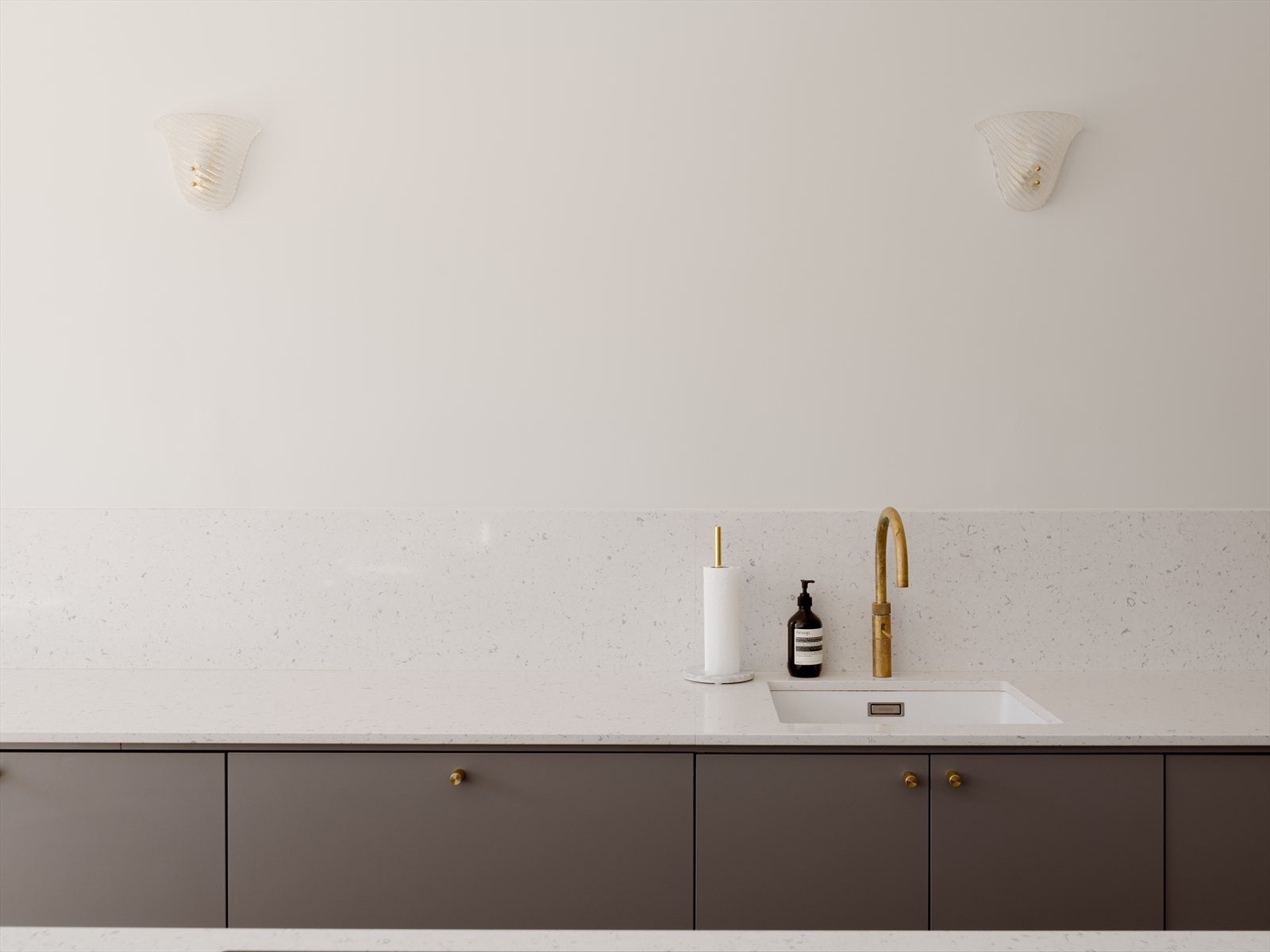 Nedfelt kum og Quooker kjøkkenkran med kokende vann. Store arbeidsflater og integrerte hvitevarer gjør matlagingen til en glede, samtidig som designet er elegant. Galleribilde