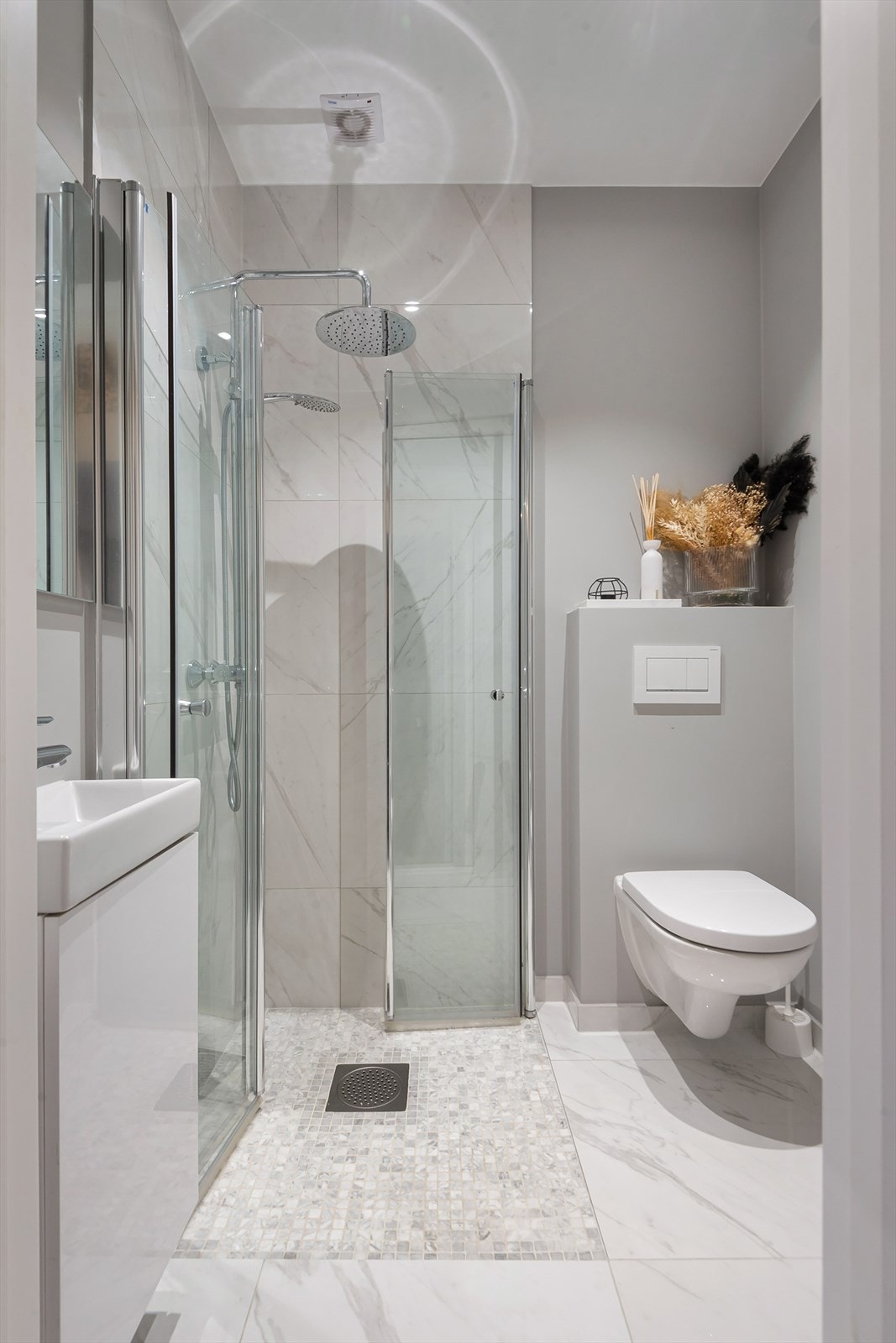 Badet er delikat utformet med lyse materialvalg som gir en følelse av ro og velvære. Den moderne innredningen kombineres med rene linjer og tidløse detaljer, og skaper et rom som er både funksjonelt og estetisk tiltalende. Galleribilde