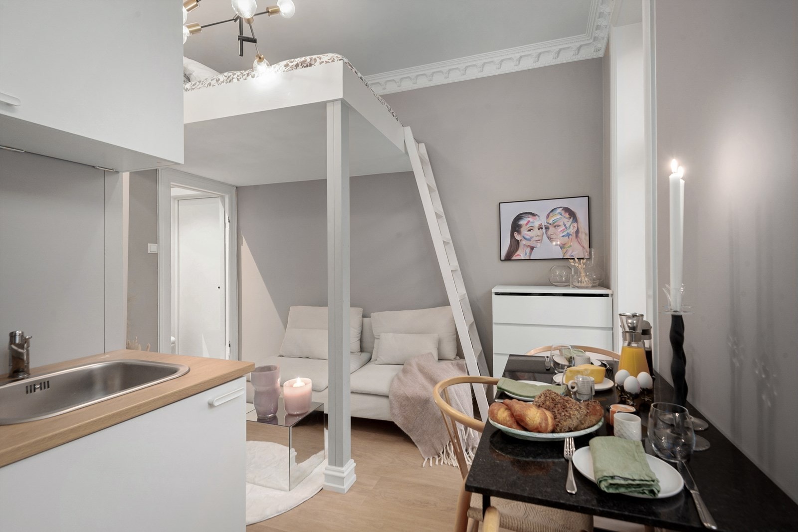 Arealet er svært godt utnyttet med sovehems som tilfører rommet en ekstra dimensjon. Galleribilde