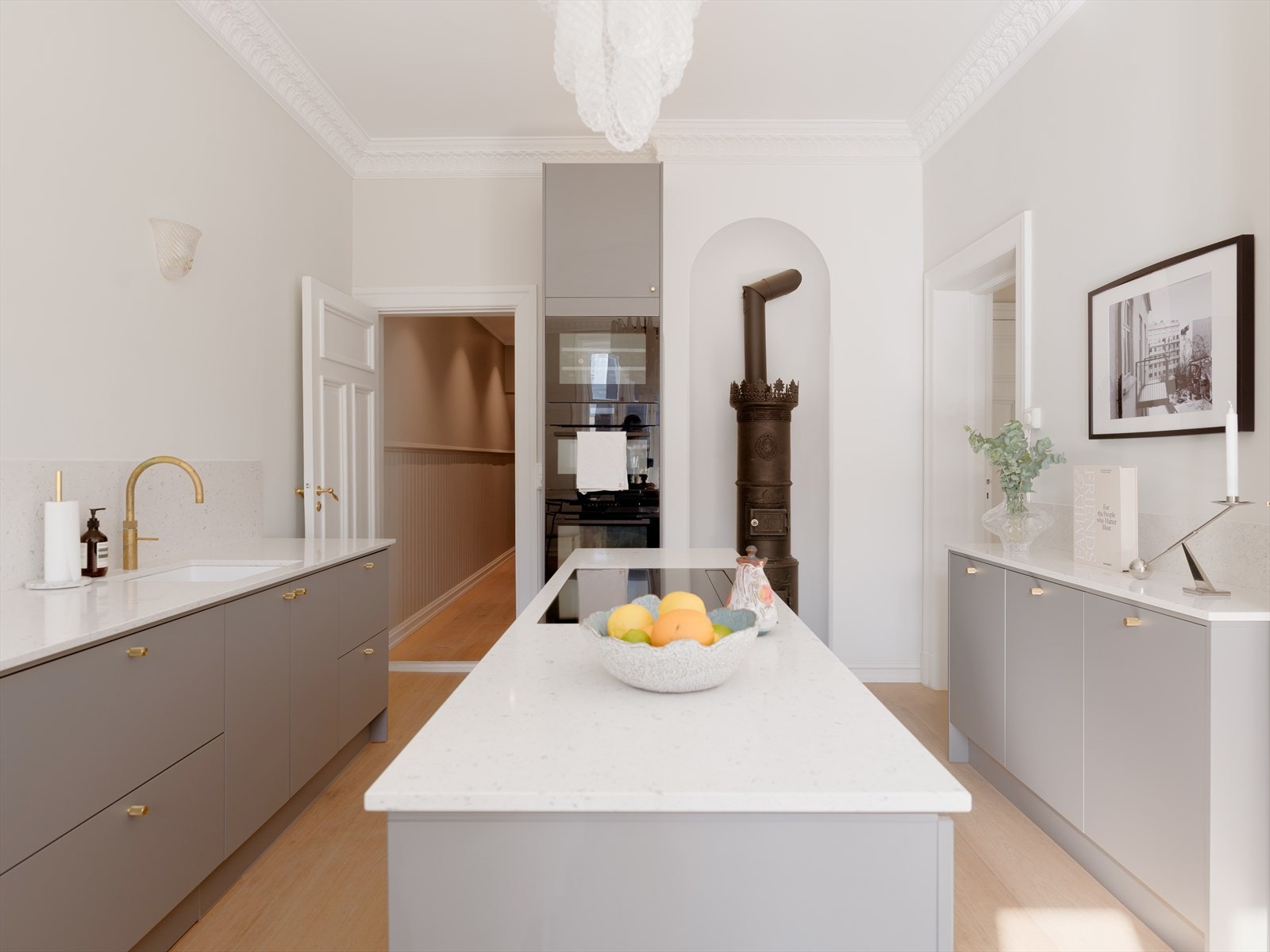 En annen vinkel av kjøkkenet viser hvor romslig og funksjonelt det er. Her får du alt på ett sted - både til hverdagsbruk og når du inviterer gjester. Galleribilde