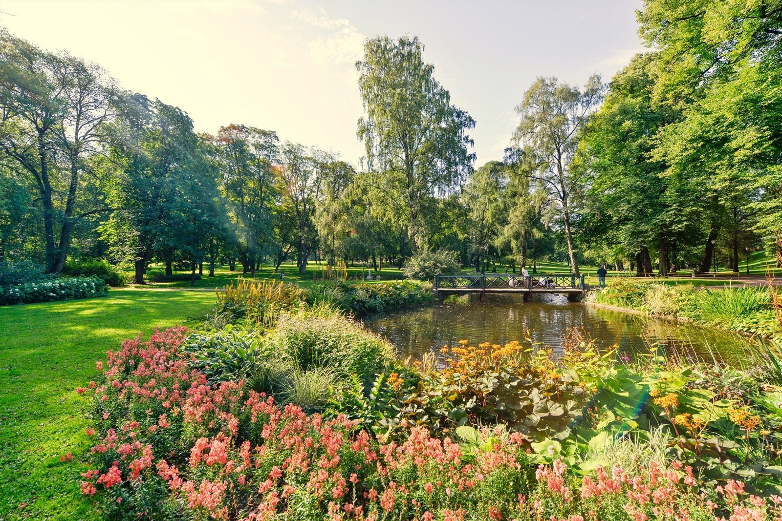 Slottsparken ligger i kort gangavstand, et grønt fristed som inviterer til både spaserturer, piknik og rekreasjon gjennom alle årstider. Galleribilde