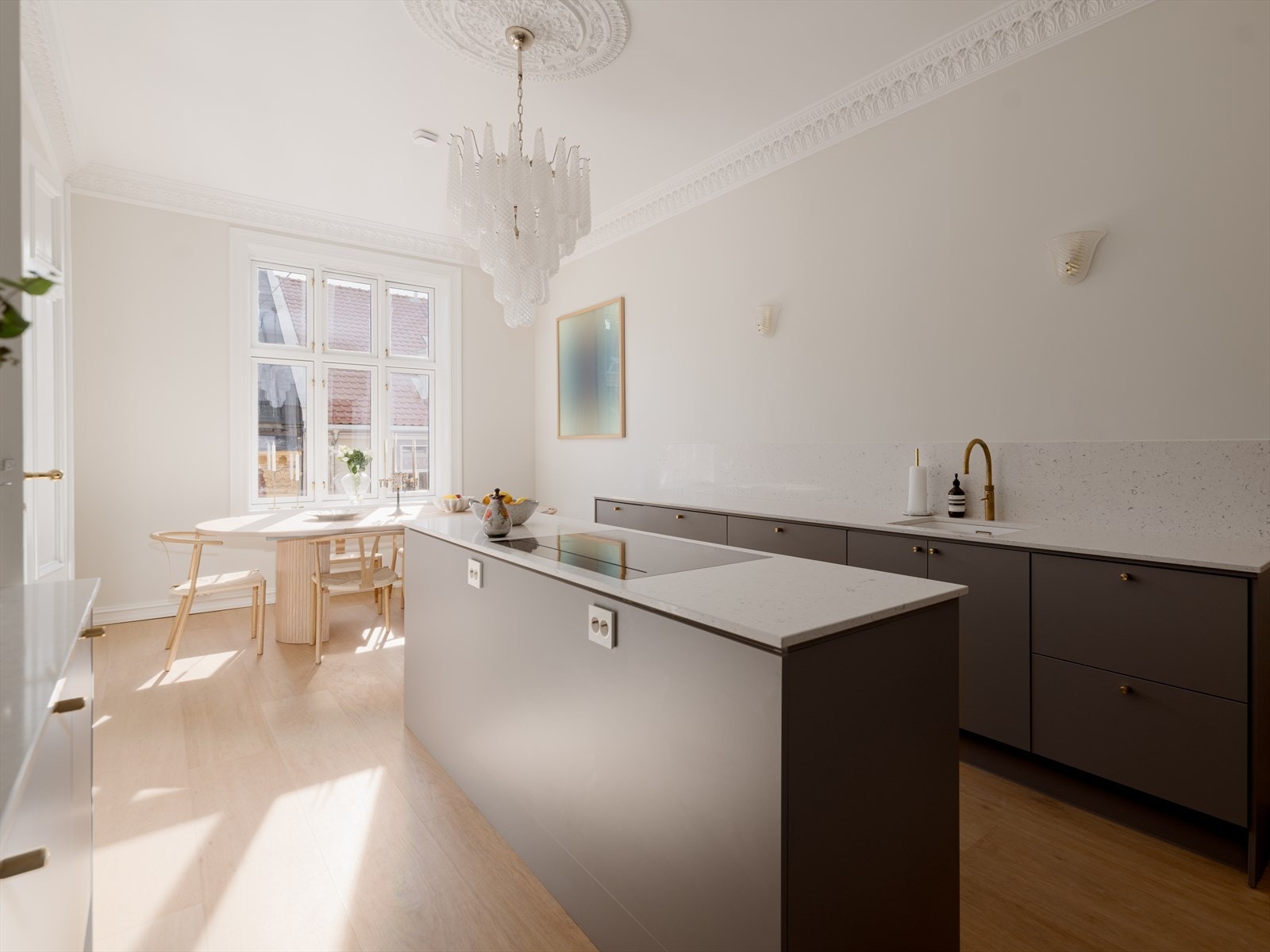 Det sosiale kjøkkenet har god plass til spisebord hvor du kan dekke på til mange gjester. Her kan man lage mat og samtidig være en del av samtalen, mens lyset flommer inn gjennom de store vinduene. Galleribilde