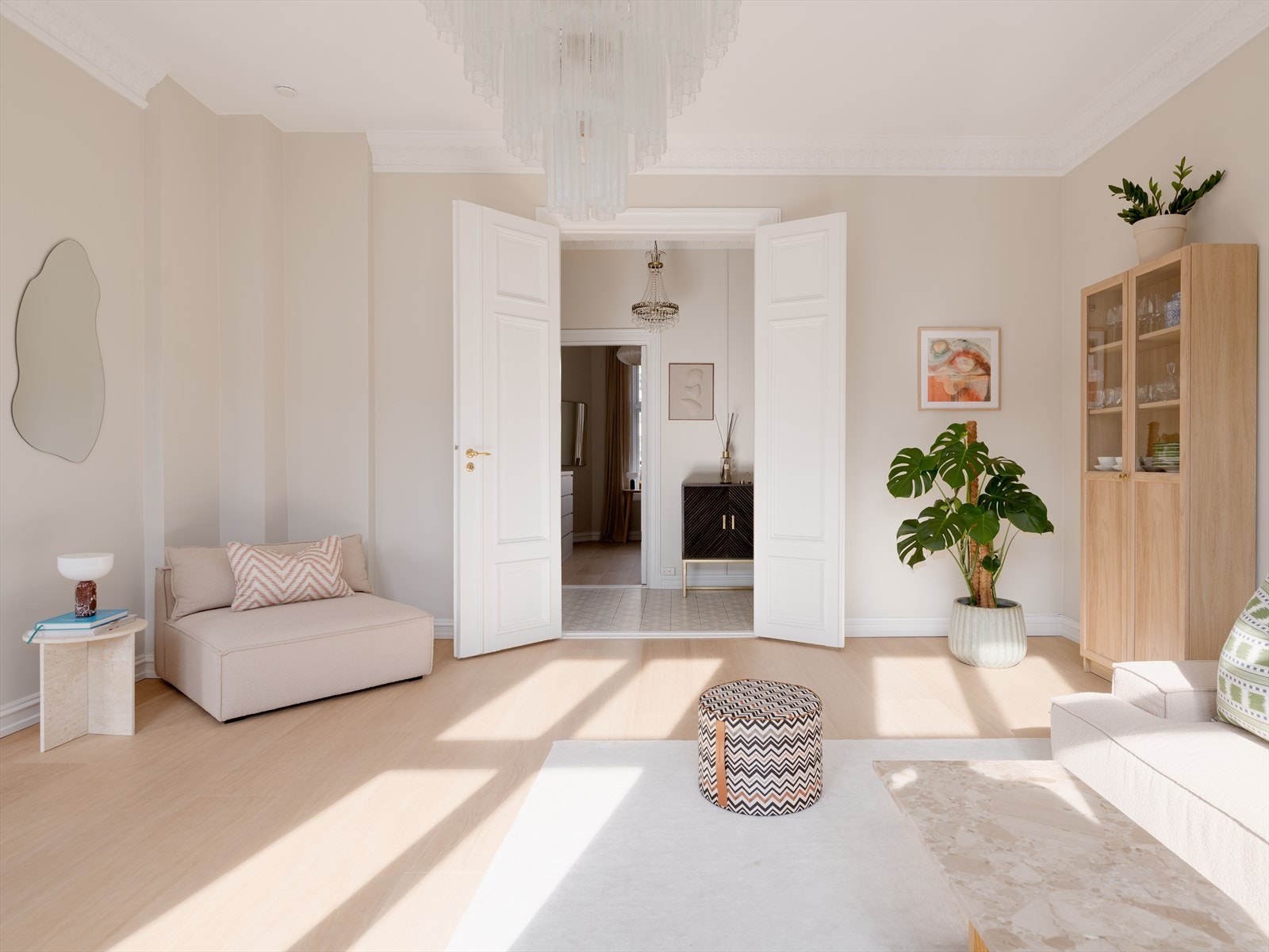 Takhøyden er mål til over 3 meter. Flotte klassiske detaljer som stukkatur og fløydører i flere rom gir et herskapelig preg. Galleribilde