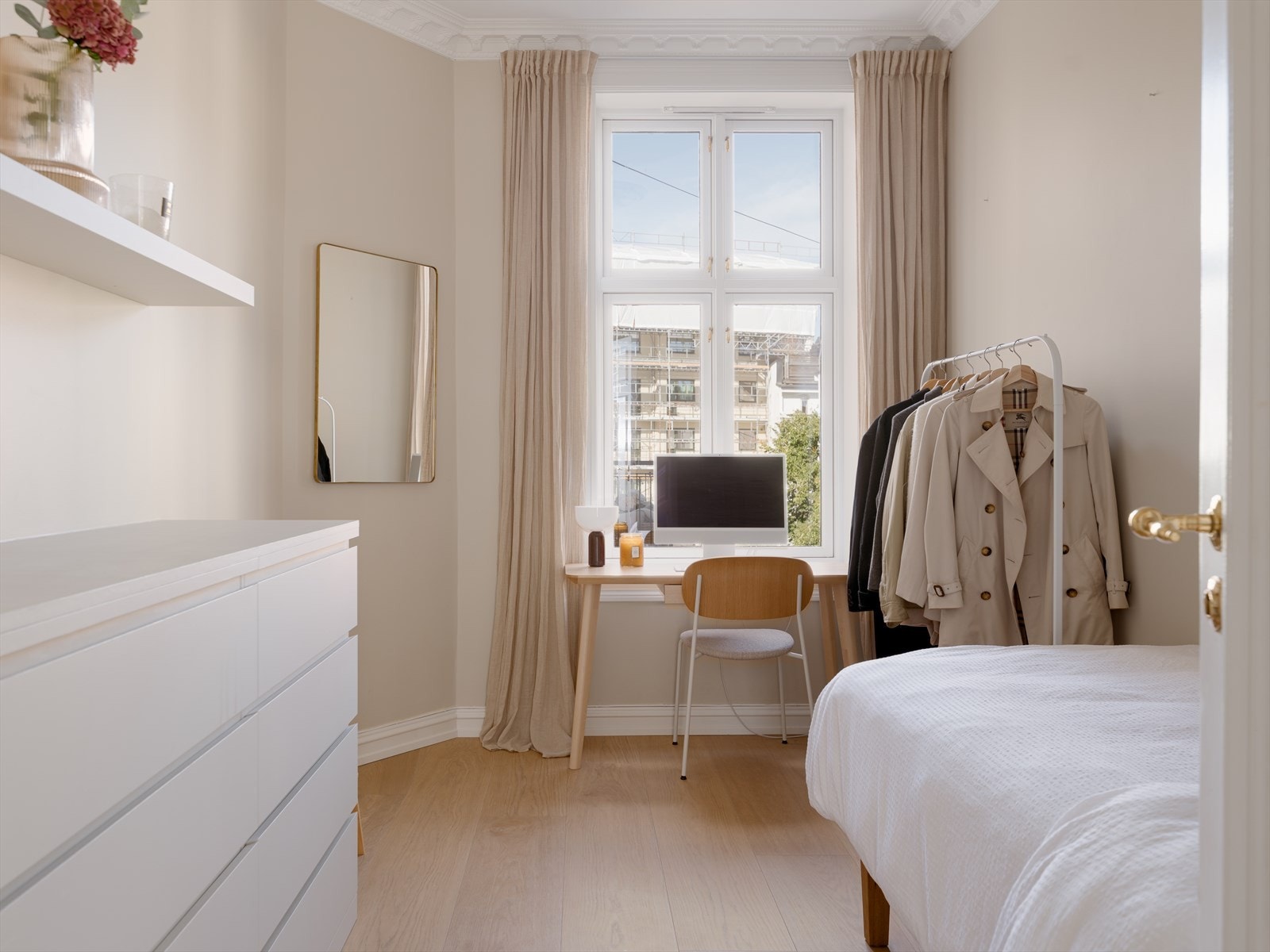 Soverom nr. II har også en god størrelse med plass til dobbeltseng og garderobe. Galleribilde