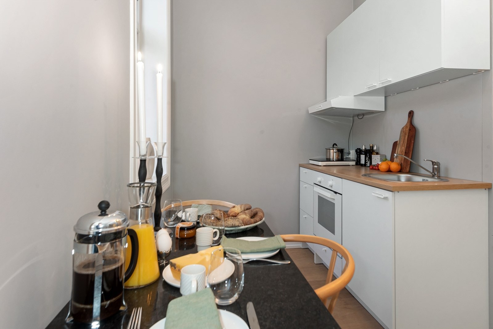 Den smarte planløsningen gir god romfølelse til tross for størrelsen, og alle nødvendige fasiliteter er elegant integrert. Galleribilde