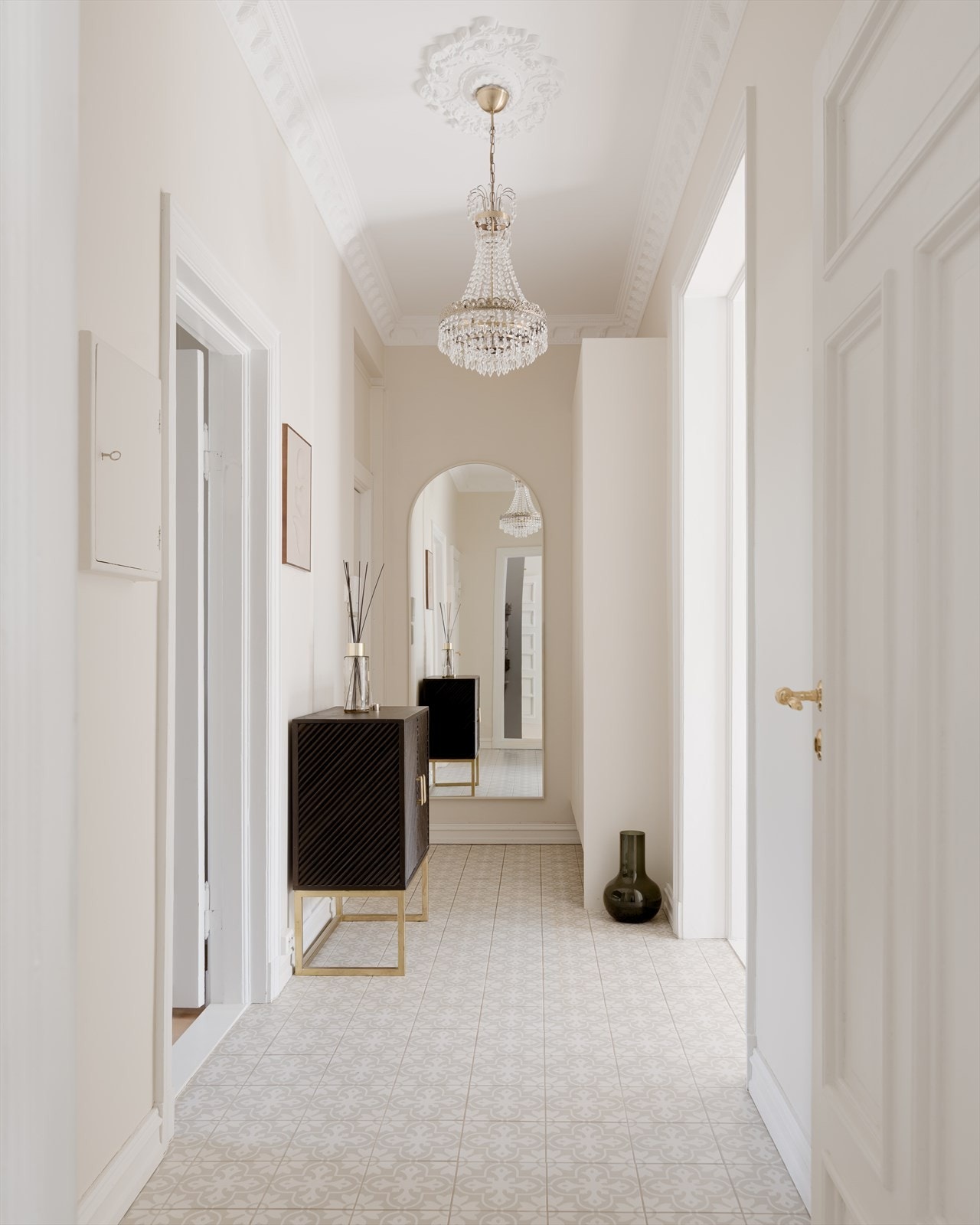 Her får man et godt førsteinntrykk av boligen - lys, romfølelse og tidløs eleganse setter tonen allerede ved inngangen. Galleribilde