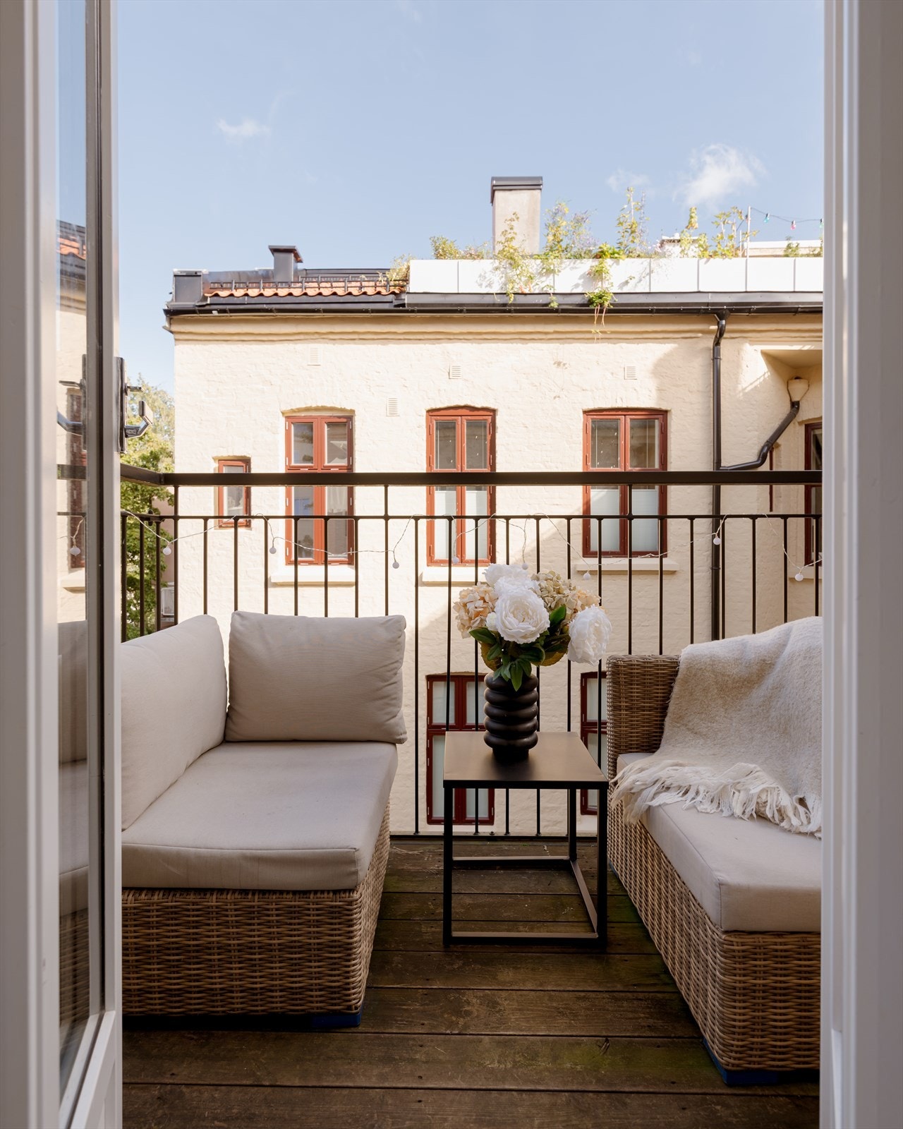 Balkongen blir et naturlig ekstra oppholdsrom i sommerhalvåret - et hyggelig sted å nyte morgenkaffen eller sene sommerkvelder. Galleribilde