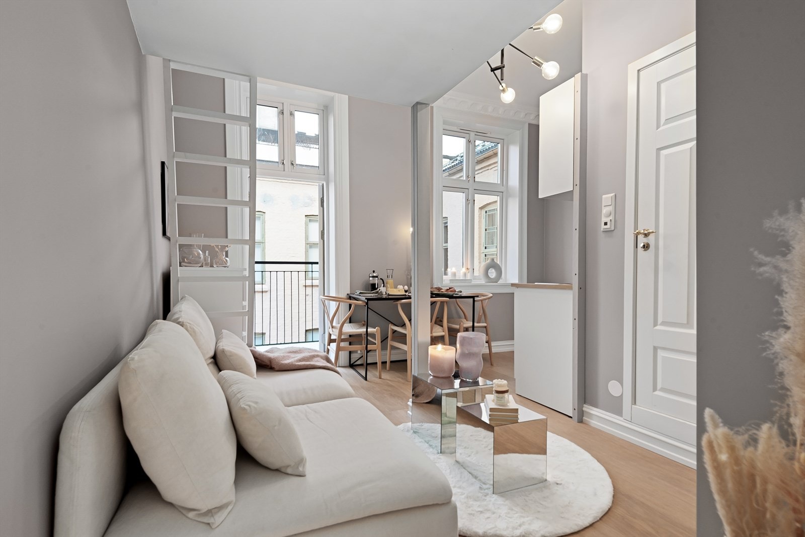 Hybelen fremstår som en svært praktisk og innbydende enhet, perfekt for utleie eller som en egen sone for familiemedlemmer. Galleribilde