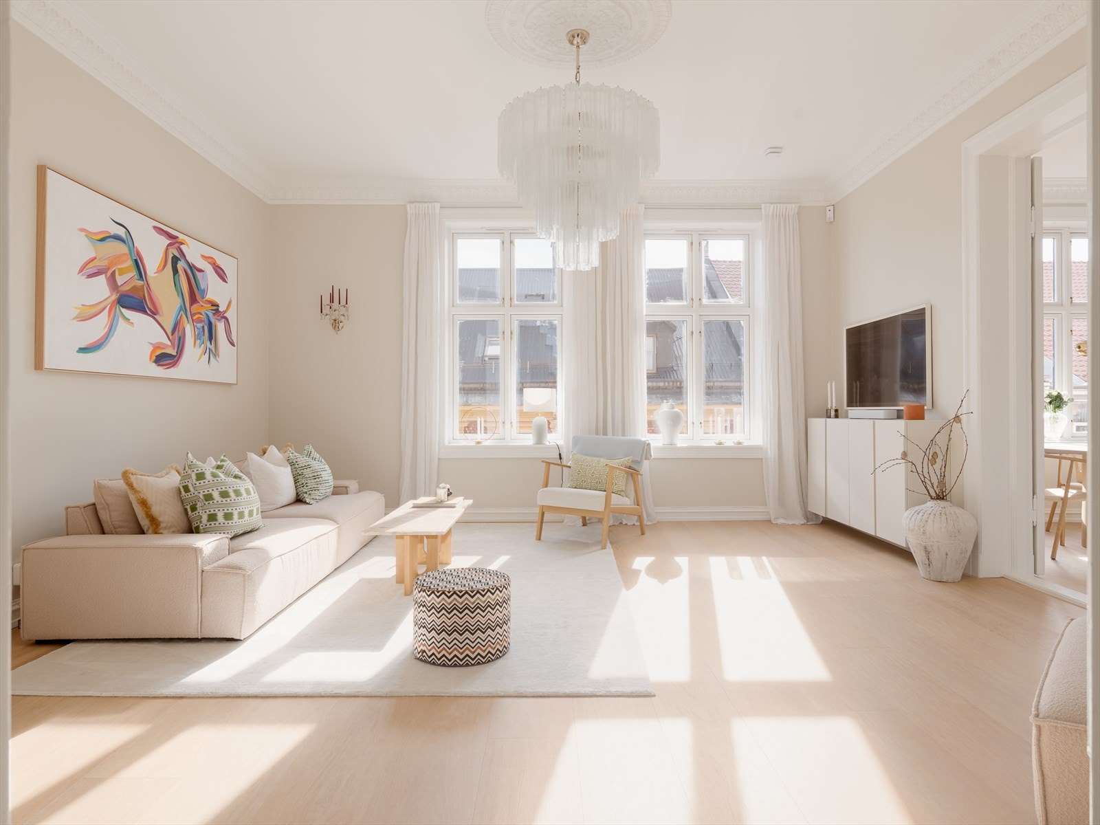 Forrige århundrets romslighet, takhøyde og vakre former kombineres med moderne innredning, glatte overflater og komplett skjult elektrisk anlegg. Galleribilde