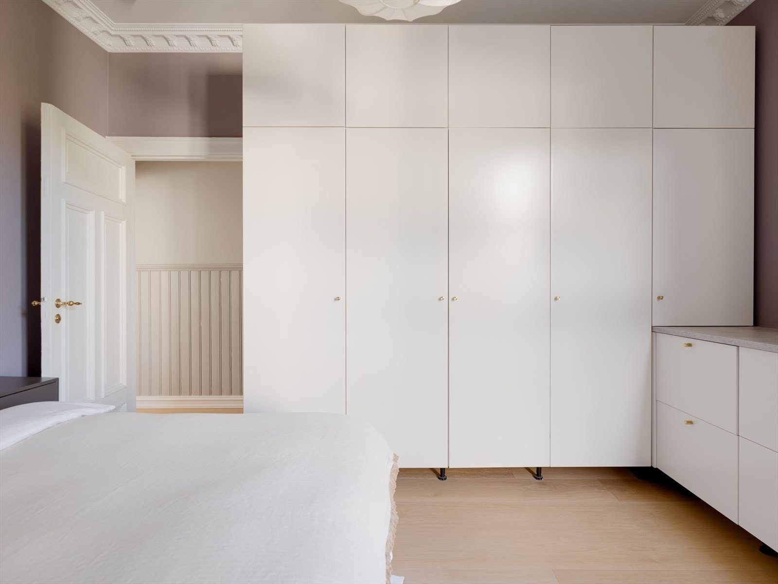 Her får du en smakfull og elegant garderobeløsning som både er praktisk og stilren. God oppbevaringsplass gjør at rommet alltid fremstår ryddig og harmonisk. Galleribilde