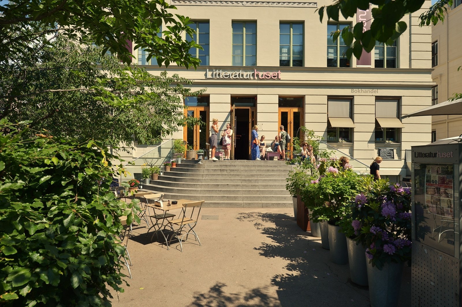 Området bugner av koselige kafeer, bakerier og butikker, alt i umiddelbar nærhet til boligen. Her får du en ekte bylivsfølelse. Galleribilde