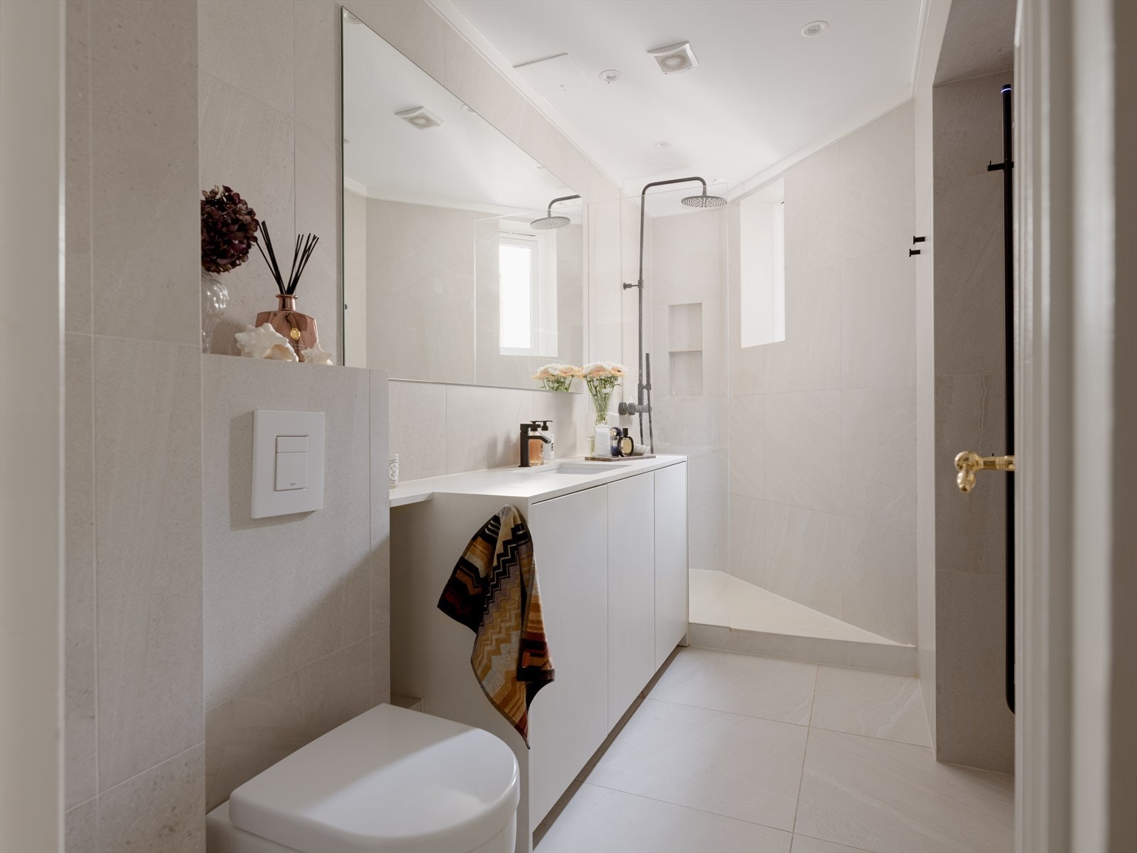 Badet ble pusset opp i 2019, og fremstår som delikat og innbydende, med lyse flater, moderne innredning og smarte løsninger. Her får man en følelse av velvære og luksus i hverdagen. Galleribilde